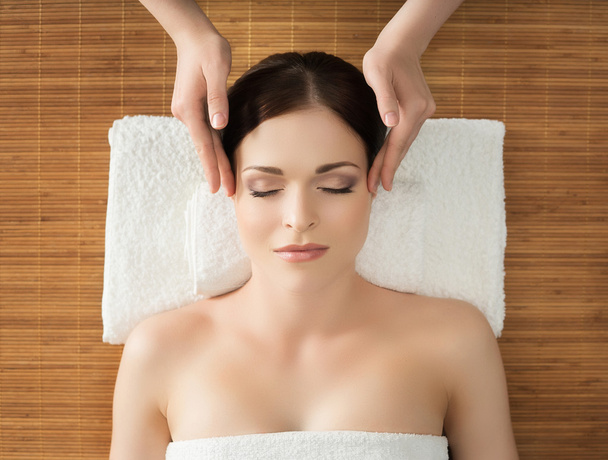woman on spa massage procedure - Foto, Bild