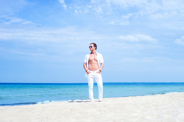 pohledný muž na pláži v létě - Fotografie, Obrázek