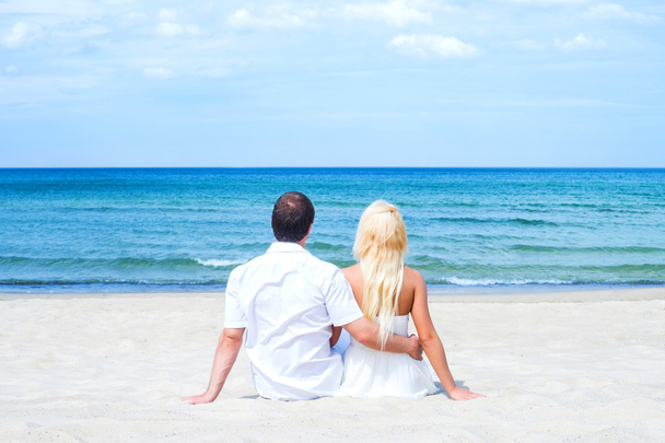 ζευγάρι ερωτευμένων που αγκαλιάζει την παραλία - Φωτογραφία, εικόνα