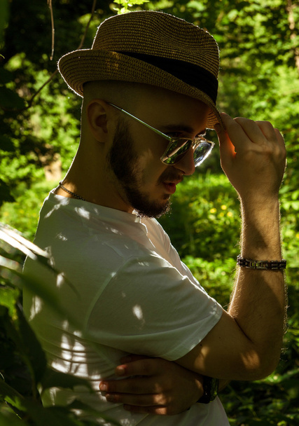 güneş gözlüğü ve şapka sakallı adam - Fotoğraf, Görsel