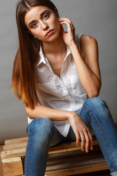 closeup brunette woman studio portrait - Foto, Bild