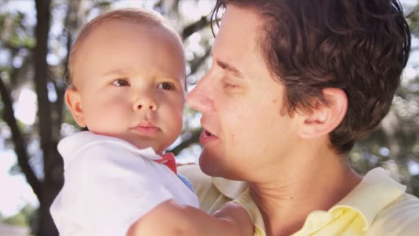 Valkoihoinen isä nauttii ajasta lapsen pojan kanssa
 - Materiaali, video
