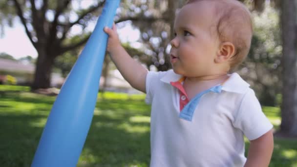 μωρό αγόρι παίζει μπέιζμπολ πλαστικό  - Πλάνα, βίντεο