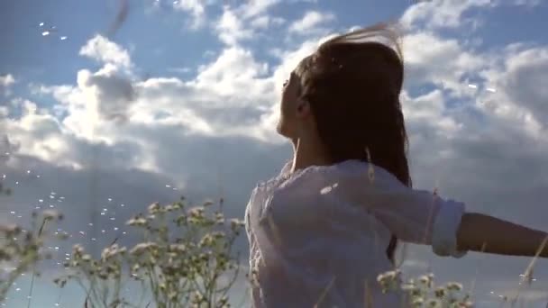 jonge vrouw over bewolkte hemel - Video