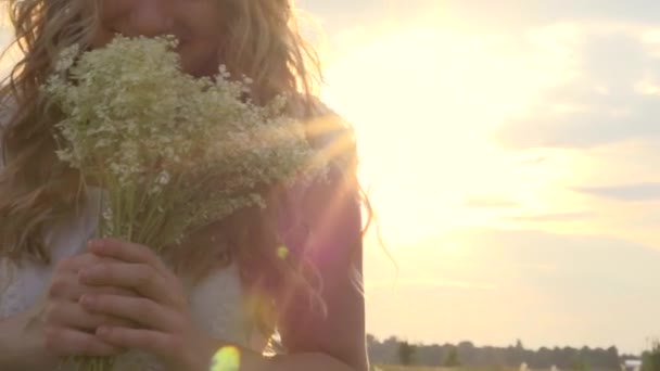 girl smelling wild flowers - Footage, Video