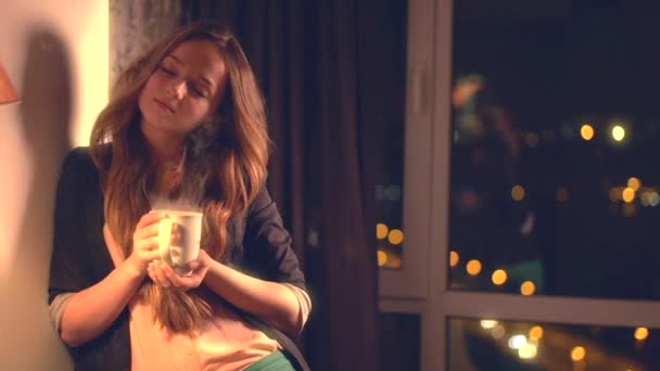 Girl Drinking Tea or Coffee - Záběry, video