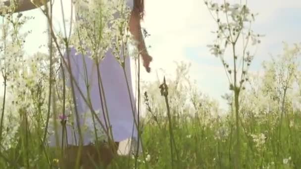 Mujer joven divirtiéndose al aire libre
 - Metraje, vídeo