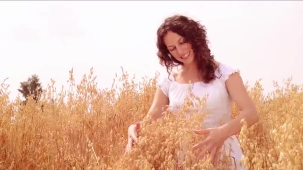 glückliches Mädchen auf dem Weizenfeld - Filmmaterial, Video