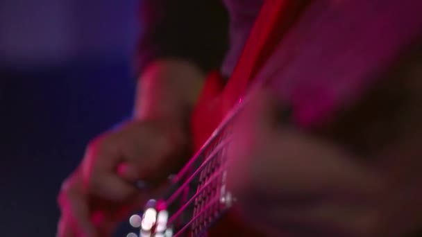 Mann spielt Gitarre bei Rockkonzert - Filmmaterial, Video