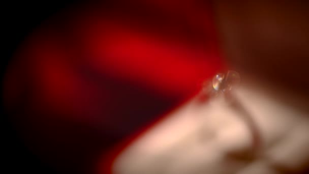 Anillo de diamantes sobre fondo de seda
 - Metraje, vídeo