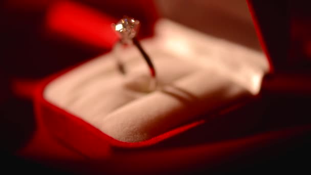 Diamantový prsten na hedvábí pozadí - Záběry, video