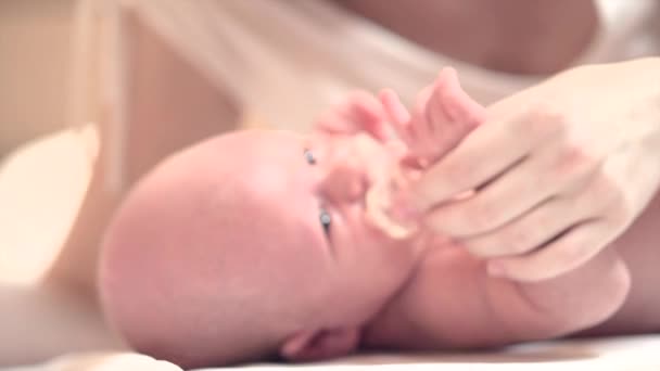 生まれたばかりの赤ちゃんがおしゃぶりを - 映像、動画