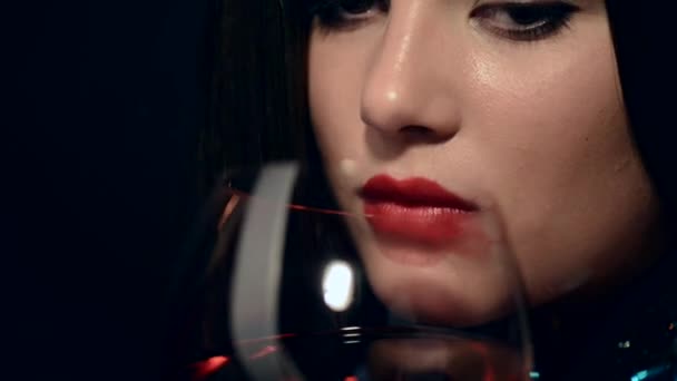 młoda kobieta picie czerwonego wina - Materiał filmowy, wideo