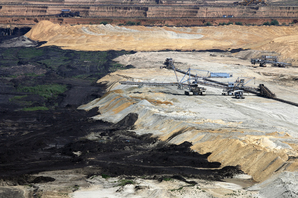 excavatrices travaillant sur une mine de charbon à ciel ouvert
 - Photo, image