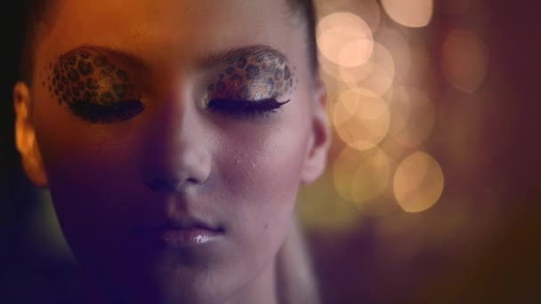 Chica de belleza con maquillaje de leopardo
 - Metraje, vídeo