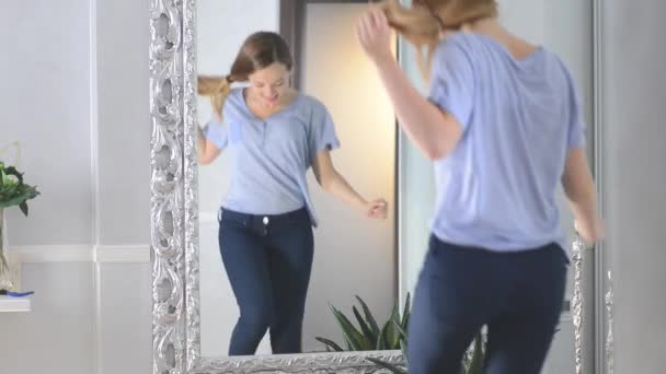 Έφηβη κοπέλα που κοιτιέται στον καθρέφτη - Πλάνα, βίντεο