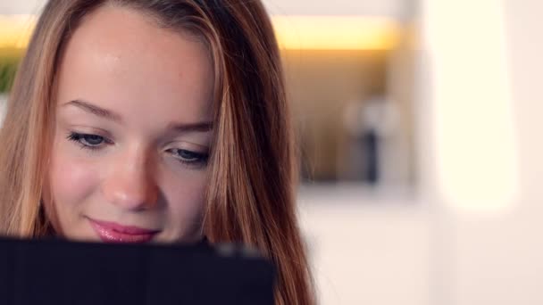 Teenage Girl using Tablet - Materiał filmowy, wideo