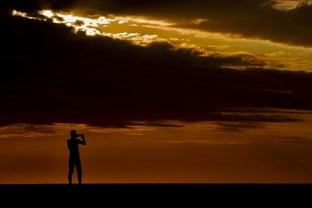 Foto de um fotógrafo ao pôr-do-sol em Madagascar
 - Foto, Imagem