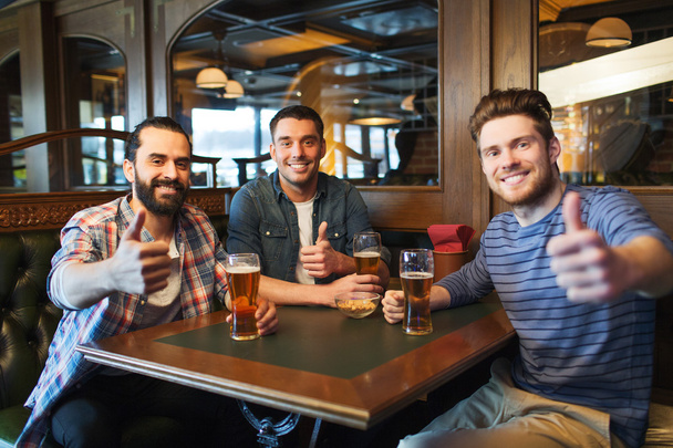 happy male friends drinking beer at bar or pub - Foto, Imagen