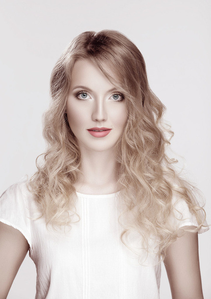 Portrait de jeune fille blonde courbée parfaite avec maquillage et retou
 - Photo, image
