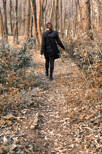 Frau läuft im Wald - Foto, Bild