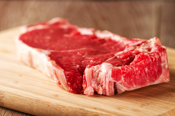 Raw Steak on chopping board - 写真・画像