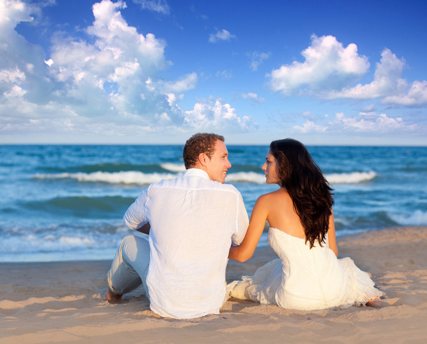 Couple in love sitting in blue beach - Foto, Bild