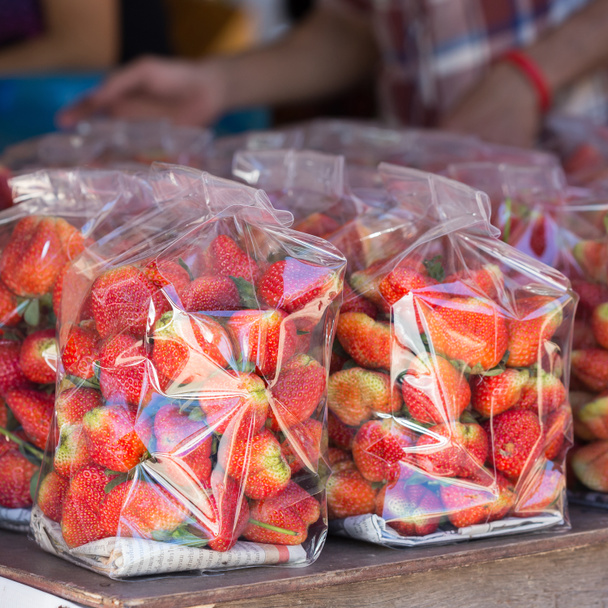 fruta jugosa de fresa en el embalaje de la bolsa de plástico
 - Foto, Imagen