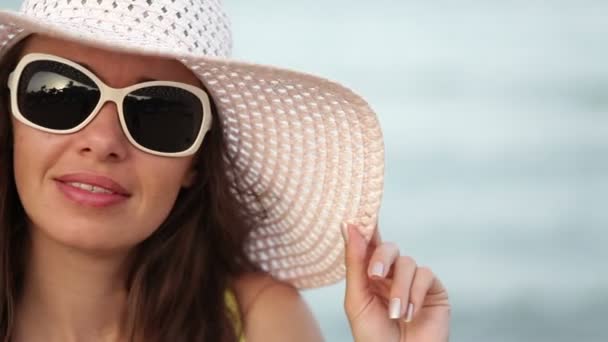 Mooie vrouw in zonnebril poseren op de ponton - Video