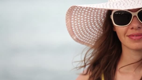 Krásná žena v pózuje na gurmánskou sluneční brýle - Záběry, video