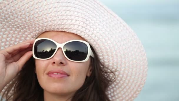 Красива жінка в сонцезахисних окулярах позує на понтон
 - Кадри, відео