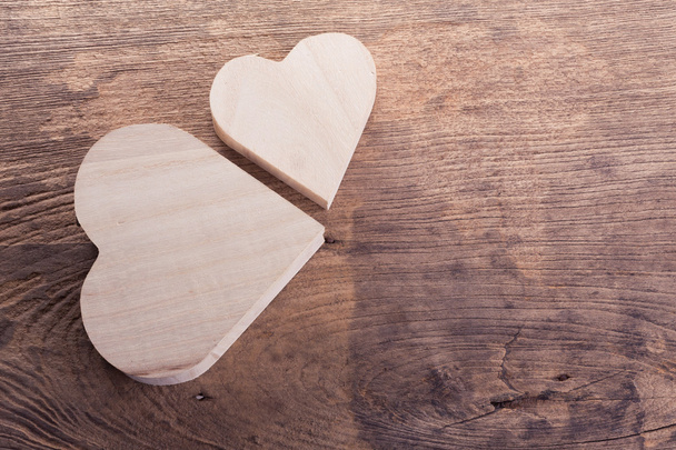 Ahşap zemin, soyut aşk üzerine kalp kahverengi ahşap kutu - Fotoğraf, Görsel