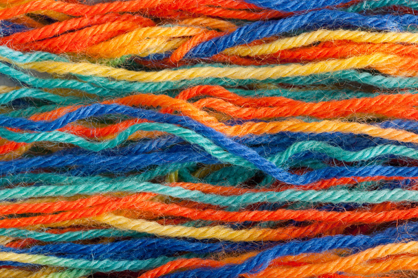 Kolorowe nici na drutach - Zdjęcie, obraz