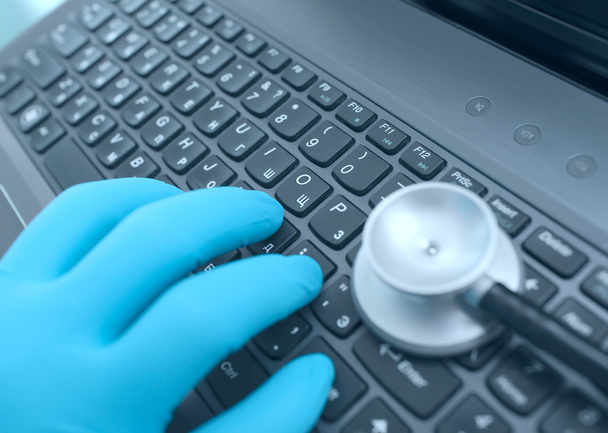 Doctor's hands on keyboard while working in the hospital - Фото, зображення