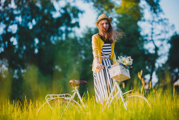 Jovem mulher bonita, elegantemente vestida com bicicleta. Beleza, moda e estilo de vida
 - Foto, Imagem