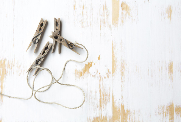 clothesline and clothespins on white wooden background - Foto, afbeelding
