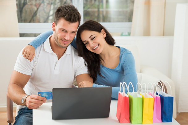 Couple Shopping Online - Foto, immagini