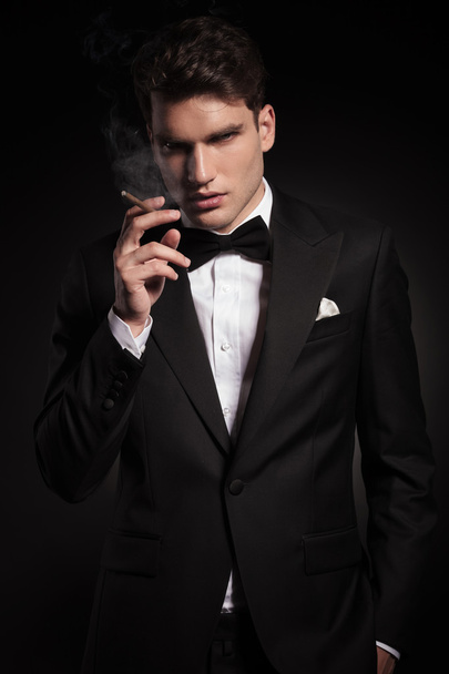 elegant young man smoking a cigarette - Foto, Imagem