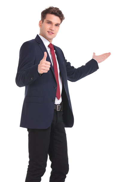 mladý podnikatel ukazuje palec nahoru gesto - Fotografie, Obrázek