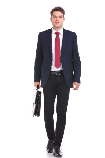 Lächelnder junger Geschäftsmann zu Fuß - Foto, Bild