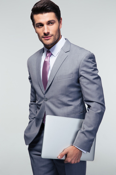 Businessman standing with laptop - Zdjęcie, obraz