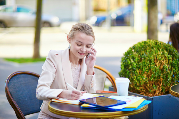 Young businesswoman on a coffee break - Foto, imagen