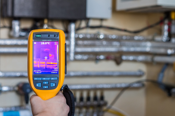 Inspección por imágenes térmicas del sistema de calor con tubos en casa
 - Foto, imagen