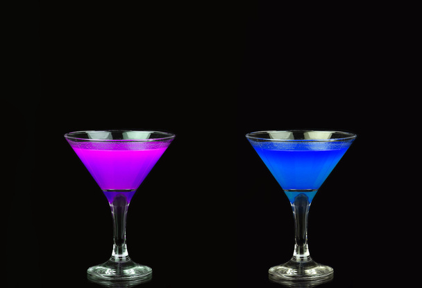 Cocktail cosmopolite dans un joli violet et bleu devant un fond noir
 - Photo, image