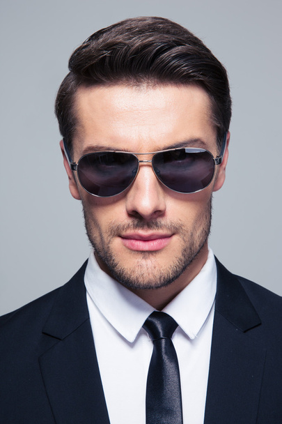 Businessman in sunglasses looking at camera - Foto, Imagem