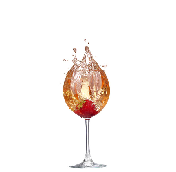 Pojedynczy truskawka rozpryskiwania na kieliszek wina - Zdjęcie, obraz