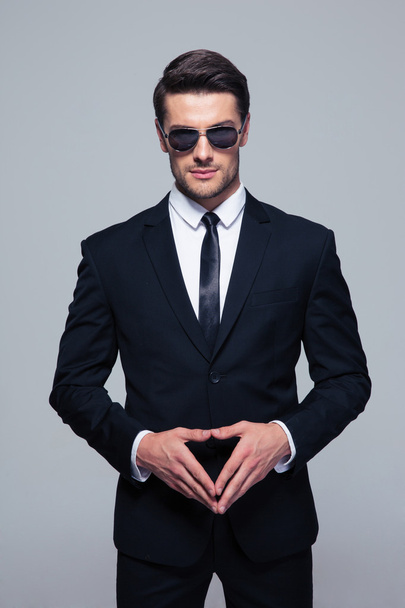 Confident businessman in sunglasses - Foto, afbeelding