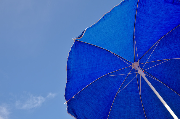 Niebieski parasol i błękitne niebo - Zdjęcie, obraz