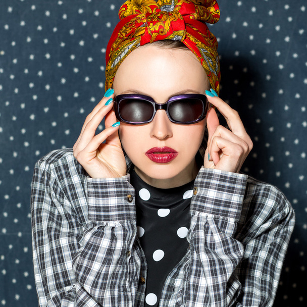 Fashion woman in scarf and sunglasses - Foto, afbeelding