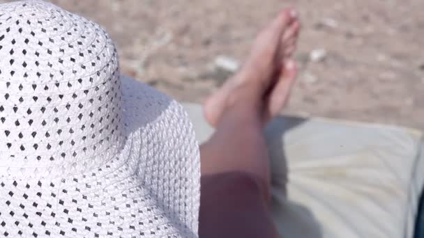 Красива жінка в сонцезахисних окулярах позує на понтон
 - Кадри, відео